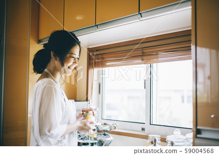 Woman lifestyle housewife 59004568