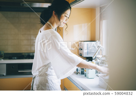 Woman lifestyle housewife Woman lifestyle housewife 59004832