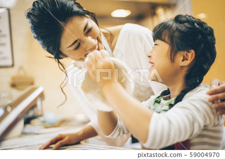 Parent and child girl help 59004970