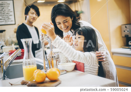 父母和孩子的女孩幫助 59005024