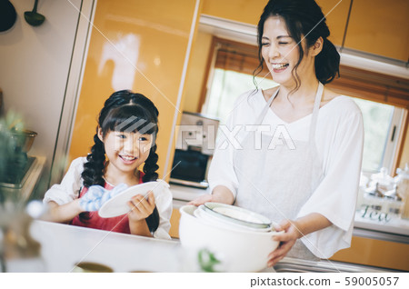 父母和孩子的女孩幫助 59005057