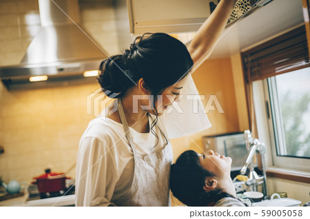 父母和孩子的女孩幫助 父母和孩子的女孩幫助 59005058
