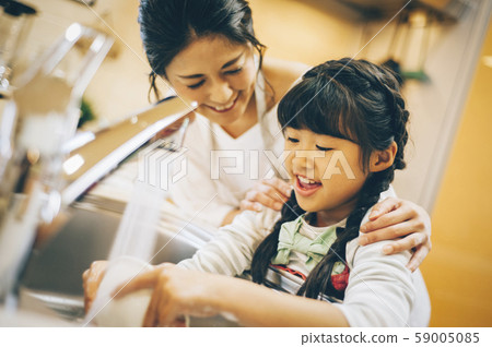 Parent and child girl help 59005085