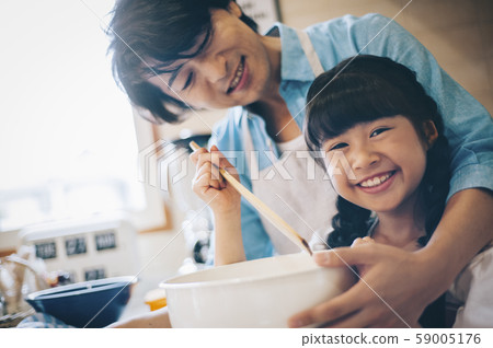 Parent and child girl help Parent and child girl help 59005176