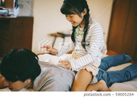 Parent-child lifestyle group Parent-child lifestyle group 59005284