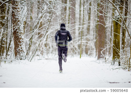 Picture from back of man in sports clothes on run in winter 59005648