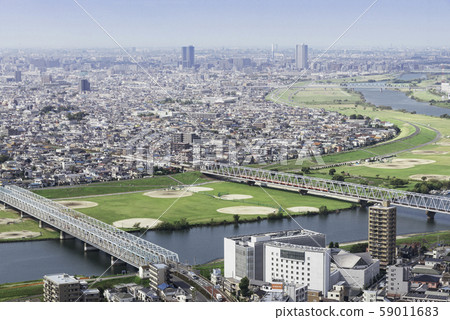 從千葉縣市川市向東京葛飾區眺望的城市景觀建築和住宅區 從千葉縣市川市向東京葛飾區眺望的城市景觀建築和住宅區 59011683