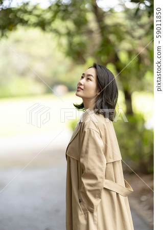 Women's trip in autumn sightseeing spots wearing trench coat 59011850
