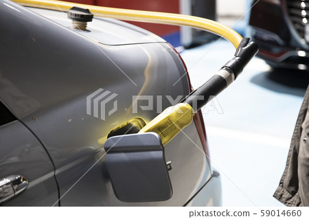 在加油站給汽車加油 59014660