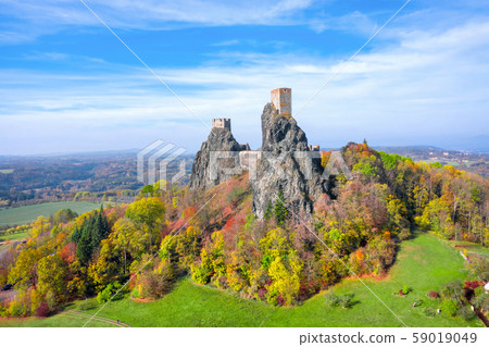 Hrad Trosky in sunny autumn day, Czechia 59019049