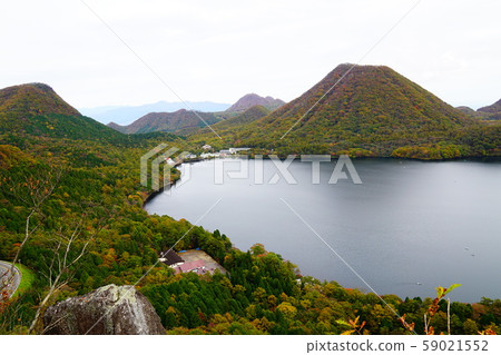 一條通往山上井上山的小徑。 一條通往山上井上山的小徑。 59021552