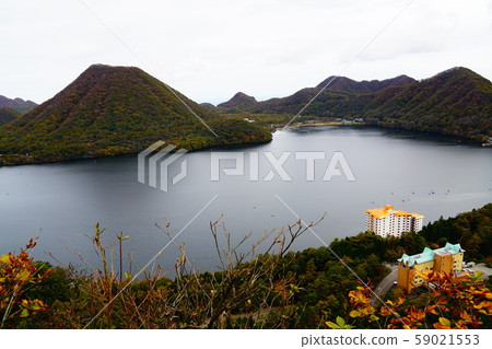 一條通往山上井上山的小徑。 一條通往山上井上山的小徑。 59021553