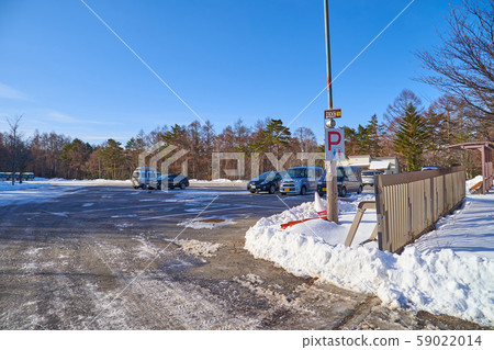 長野縣立信那市Shirakaba Kogen國際滑雪場前的免費大型停車場 59022014