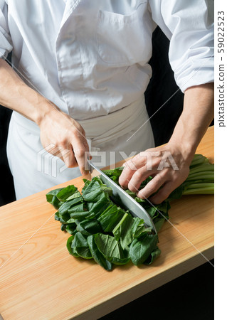 In front of the board cutting komatsuna 59022523