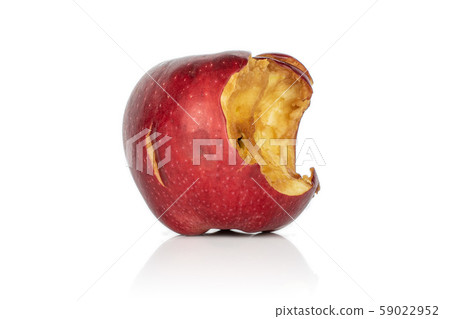 Red delicious apple isolated on white 59022952