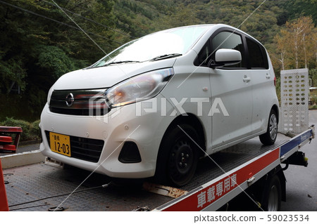 移動被下落的岩石刺穿的拖車 59023534