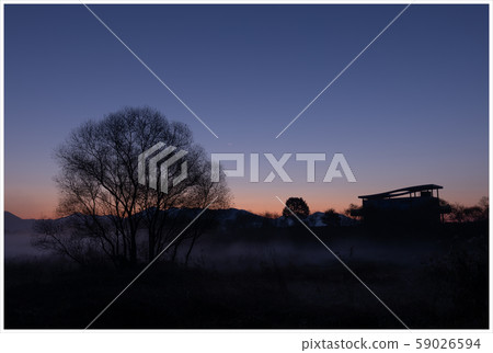 薄霧籠罩的日出和早晨 59026594