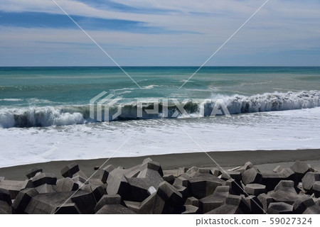 Pacific Ocean waves and tetrapots hitting the coast of Haruno-cho, Kochi Prefecture Pacific Ocean waves and tetrapots hitting the coast of Haruno-cho, Kochi Prefecture 59027324