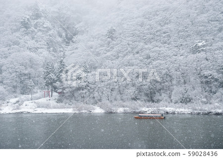 最上川搭船遊覽白絲瀑布，冬季風光，山形縣 59028436