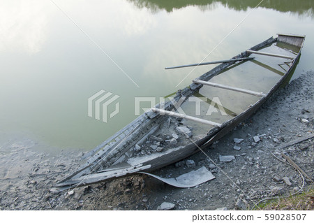 被遺棄的船出現-昭和木製船,河船 被遺棄的船出現-昭和木製船,河船 59028507