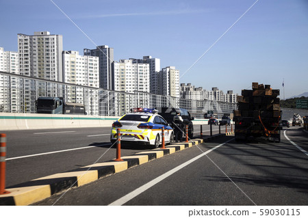 Traffic control by highway traffic patrol vehicles Traffic control by highway traffic patrol vehicles 59030115