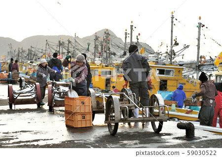 Fishing at the fishing port 59030522