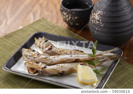 The lightly fired overnight dried shishamo is excellent with sake. The lightly fired overnight dried shishamo is excellent with sake. 59030618