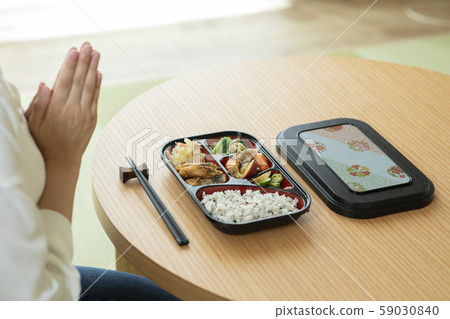 Young woman, bento Young woman, bento 59030840