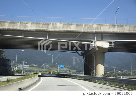 道路上的混凝土橋樑 59031005