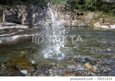 彈弓濺起的水 59031014