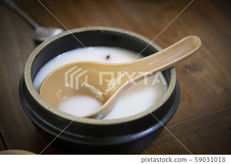 Dongdongju in a clay pot 59031018