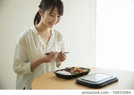 Young woman, bento Young woman, bento 59031060