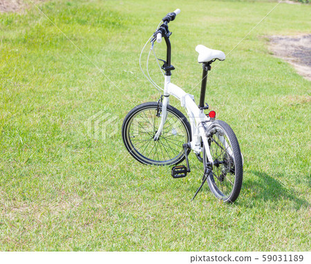 白色折疊自行車_僅自行車/無人/無人_騎自行車/購物 59031189