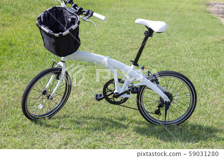 白色折疊自行車和前籃_僅限自行車/無人值守/無人_騎自行車/購物 59031280