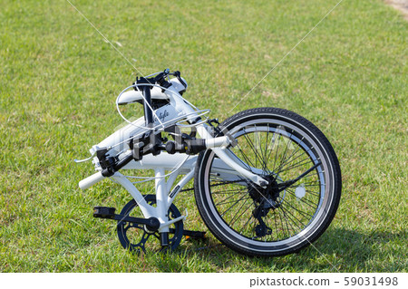 White folding bicycle_bicycle only / unmanned / no people_cycling / shopping White folding bicycle_bicycle only / unmanned / no people_cycling / shopping 59031498