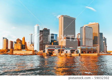 View Hudson bay to Lower Manhattan and Staten 59032302