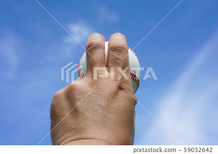 左手拿著一個硬球 左手拿著一個硬球 59032642