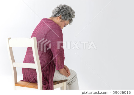 傷了他的大腿的老人的背影 傷了他的大腿的老人的背影 59036016