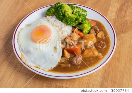 咖哩雞飯，花椰菜，大米，胡蘿蔔，土豆，雞肉，煎蛋 59037784