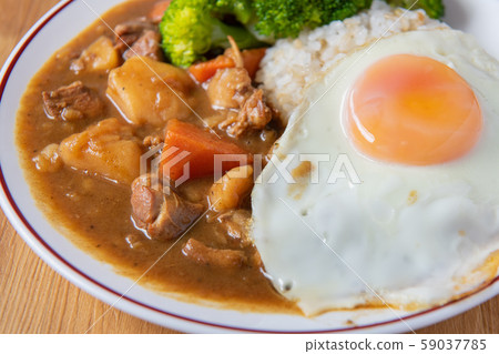 咖哩雞飯，花椰菜，大米，胡蘿蔔，土豆，雞肉，煎蛋 59037785