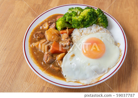 Chicken curry rice, cauliflower, rice, carrot, potato, chicken, fried egg 59037787