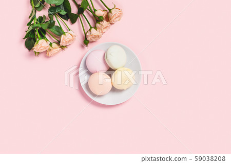 Marshmallows with roses on pink desk. 59038208