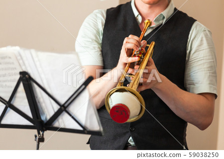 Trumpet with straight mute 59038250