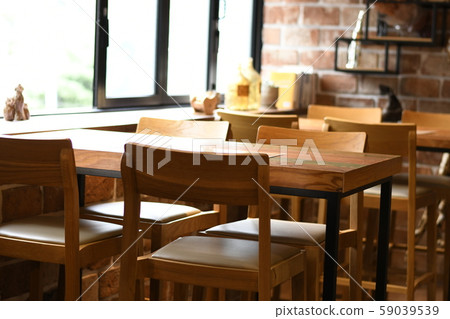 陽光明媚的窗戶。 59039539