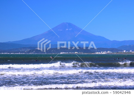 富士山和湘南海岸(片瀨西濱海灘的江之島) 富士山和湘南海岸(片瀨西濱海灘的江之島) 59042946