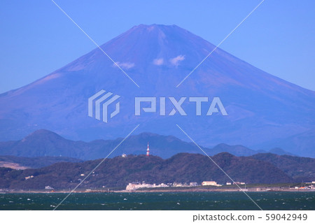 富士山和湘南海岸(片瀨西濱海灘的江之島) 富士山和湘南海岸(片瀨西濱海灘的江之島) 59042949
