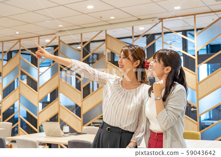 指向一個夢想的兩個少婦在共享辦公室 59043642