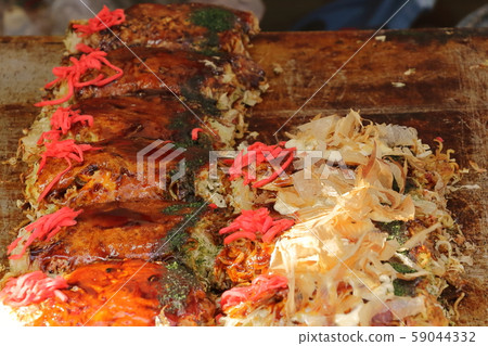 在鐵板上排隊的新鮮出爐的御好燒 在鐵板上排隊的新鮮出爐的御好燒 59044332