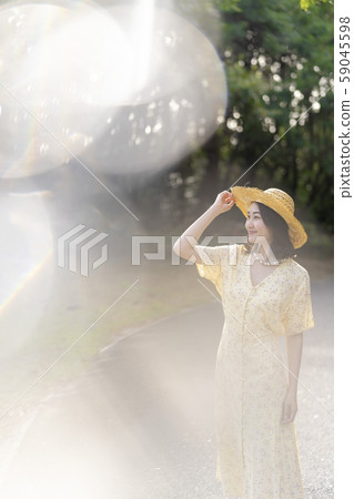 美麗的肌膚，完美的紫外線防護，沒有皺紋的年輕女子 59045598