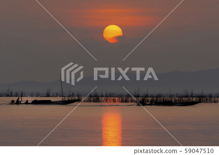 Silhouette of Fishing of life along the Rakpra Silhouette of Fishing of life along the Rakpra 59047510